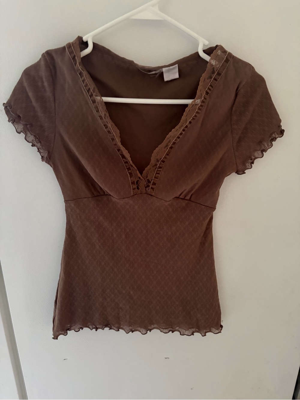 Y2K Women’s Brown Short Sleeve V-Neck Top with Lettuce-Edge Trim